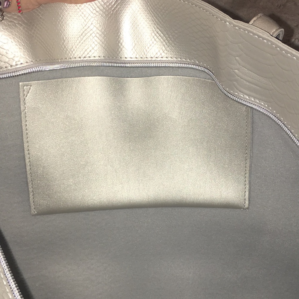 NWT Large Travel bag - Picture 2 of 5